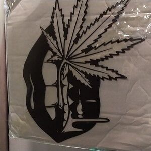 Nib metal hot lips with 420 leaf wall decor